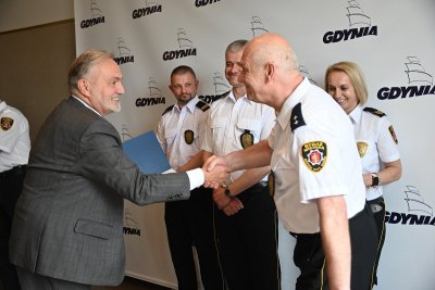 Prezydent Gdyni Wojciech Szczurek w maju tego roku wręczył czworgu strażnikom miejskim nagrody za wzorową postawę podczas służby / fot. Zygmunt Gołąb