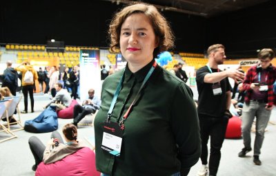 Infoshare DEV 2023. Na zdj. Wiktoria Dalach, starsza inżynierka oprogramowania, inżynierka ds. bezpieczeństwa, ambasadorka Women Techmakers, mówca publiczny i youtuberka. Fot. Zygmunt Gołąb 