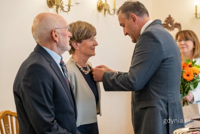 Medal za Długoletnie Pożycie Małżeńskie z rąk Tomasza Augustyniaka, wiceprezydenta Gdyni odebrało 20 jubileuszowych par (fot. Michał Sałata)