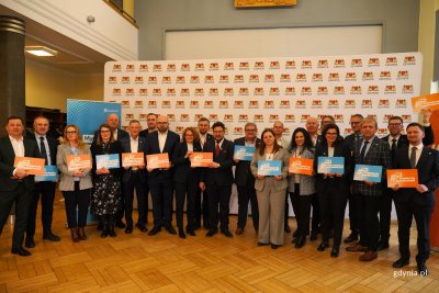 Briefing prasowy w Urzędzie Miejskim w Gdańsku. Na zdjęciu m.in.: prezydent Gdyni Aleksandra Kosiorek, wiceprezydent Gdyni Tomasz Augustyniak, prezydent Gdańska Aleksandra Dulkiewicz, prezydentka Sopotu Magdalena Czarzyńska-Jachim, prezes OMGGS Michał Glaser wraz z samorządowcami (fot. Magdalena Starnawska)