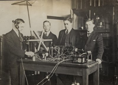 Laboratorium na Politechnice Gdańskiej. Kazimierz Bieliński - pierwszy z prawej // zdjęcie z archiwum rodziny Bielińskich