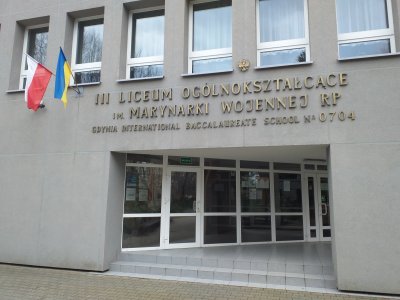 Przy wejściu do III LO, obok polskiej, zawisła flaga ukraińska // fot. IIILO