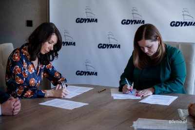 Na zdjęciu (od lewej): Agnieszka Jankowska, prezes Przedsiębiorstwa Komunikacji Autobusowej i Przedsiębiorstwa Komunikacji Trolejbusowej oraz Aleksandra Kosiorek, prezydent Gdyni (fot. Natalia Kawalerowicz)