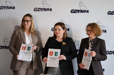 Porozumienie komunikacyjne między prezydent Gdyni Aleksandrą Kosiorek, prezydentką Sopotu Magdaleną Czarzyńską-Jachim i wójt Kosakowa Euniką Niemc (fot. Dorota Patzer)