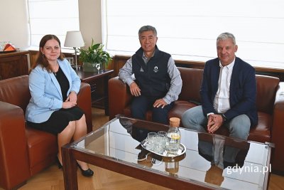 Od lewej: prezydent Gdyni Aleksandra Kosiorek, prezydent World Sailing Quanhai Li oraz wiceprezydent World Sailing Tomasz Chamera podczas spotkania w Urzędzie Miasta w Gdyni (fot. Jakub Winiewski)
