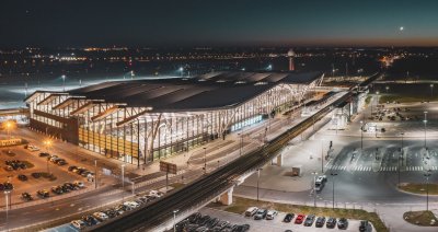 Zdjęcie lotnicze Portu Lotniczego Gdańsk po zmroku. Widoczny terminal pasażerski.