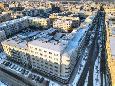 Zdjęcie lotnicze fragmentu Śródmieścia Gdyni. Widoczny układ urbanistyczny i kamienice. Dachy przykryte śniegiem