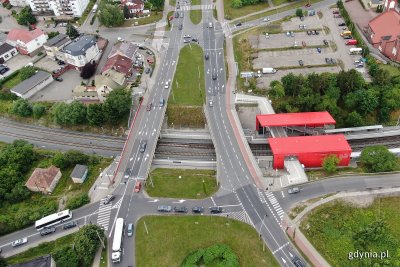 Zdjęcie lotnicze fragmentu ul. Wielkopolskiej na Karwinach, widoczny charakterystyczny zakręt i czerwona elewacja zadaszenia stacji PKM