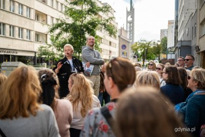Przewodnicy Danuta Ślipy i Robert Chrzanowski wraz z osobami uczestniczącymi w spacerze Szlakiem Filmowym Gdyni na ul. 3 Maja (fot. Kamil Złoch)