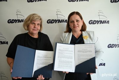 Umowę dotyczącą inwestycji w OSP Wiczlino podpisały: z ramienia spółki Forticon Construction jej prokurent Alina Krajewska oraz prezydent Gdyni Aleksandra Kosiorek (fot. Łukasz Kamasz)