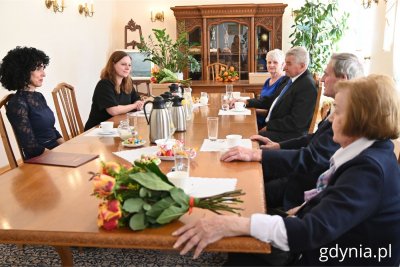 Na zdjęciu: prezydent Gdyni Aleksandra Kosiorek, kierownik Urzędu Stanu Cywilnego Inocenta Nycz wraz z parami świętującymi jubileusz 65-lecia pożycia małżeńskiego (fot. Magdalena Starnawska)