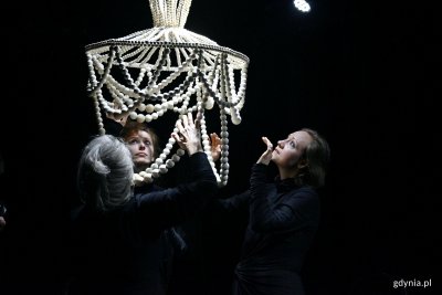 Urszula Kowalska, Marta Jaszewska i Małgorzata Polakowska w spektaklu „ONA. Rekonstrukcja” w Teatrze Gdynia Główna (fot. Magdalena Czernek)