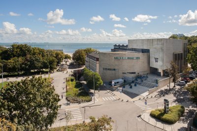 Zdj. z lotu ptaka: budynek Muzeum Miasta Gdyni, Plac Wolnej Ukrainy i plaża Śródmieście