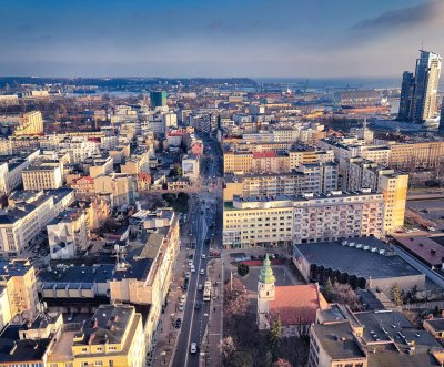 Zdjęcie lotnicze Gdyni. Widoczne Śródmieście i ulica Świętojańska, dzień, ruch uliczny, niebo