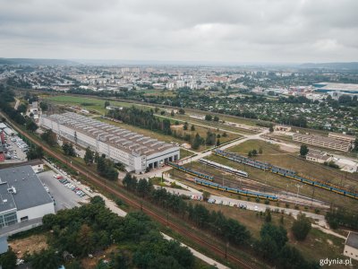 Obiekty PKP SKM w Gdyni Cisowej - nowa instalacja fotowoltaiczna ma pokryć zapotrzebowanie na większość energii, którą zużywają budynki spółki oraz widoczna hala naprawcza, fot. Marcin Mielewski