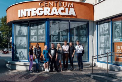 Zespół Centrum Integracja przed siedzibą przy ul. Traugutta // fot. Dawid Linkowski