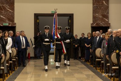 Wejście sztandaru Uniwersytetu Morskiego