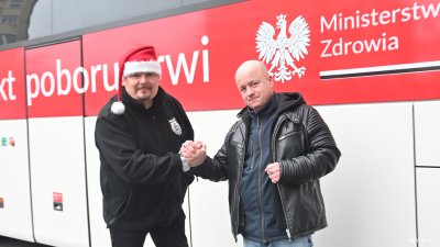 Krzysztof Wasilewski, koordynator akcji i Piotr Rybacki, kierowca PKA, który właśnie oddał krew (fot. Aneta Marczak)