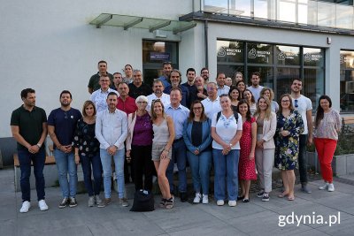 Wspólne zdjęcie uczestników europejskiego projektu TGAL pod Przystanią Opata Hackiego 33. Na zdj. m.in. Joanna Zielińska, przewodnicząca Rady Miasta Gdyni. Fot. Mirosław Pieślak