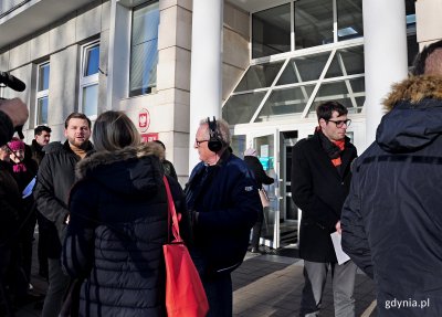 Organizatorzy protestu przed Urzędem Miasta, działacze PiS: Marcin Bełbot (z lewej strony) i Marek Dudziński (z prawej strony), fot. gdynia.pl