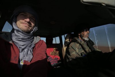 Reporter Bartek Sabela na Saharze. Fot. Bartek Sabela, źródło: https://www.facebook.com/bartlomiejsabela/