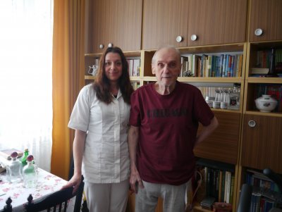 Pan Bogdan Fielder wraz z asystentem osoby niepełnosprawnej // fot. mat. prasowe