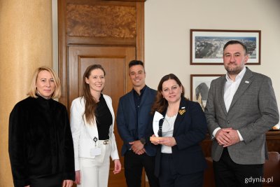 Na zdjęciu (od lewej): goście z LSEG Gdynia: Agata Witczak, Joanna Mazur i Nuno Rodrigues Campos, prezydent Aleksandra Kosiorek (z jubileuszową statuetką z grawerem: 100 lat Miasta Gdyni, 20 lat LSEG Gdynia) i wiceprezydent Tomasz Augustyniak (fot. Karolina Szypelt)