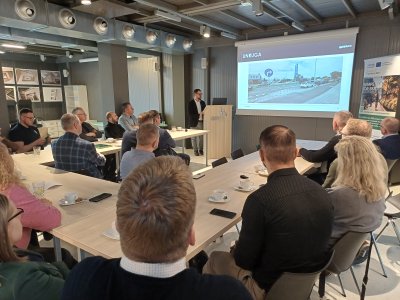 Spotkanie z przedstawicielami Ostrołęckiego Obszaru Strategicznej Interwencji. Na zdj. przy mównicy Rafał Studziński, kierownik Referatu Zarządzania Ruchem i Mobilnością UMG (fot. Referat Zarządzania Ruchem i Mobilnością)