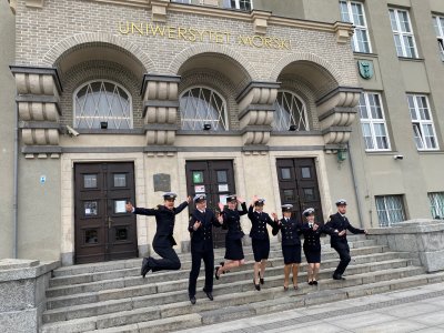 Na zdj. studenci Uniwersytetu Morskiego przed budynkiem uczelni // fot. UMG/FB