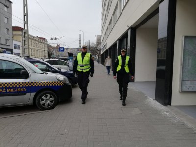 Gdyńscy strażnicy miejscy na ulicznym patrolu // fot. Leonard Wawrzyniak