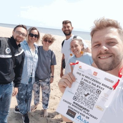 Damian Szymański w milczeniu przejdzie pieszo 800 km, by zebrać środki na pomoc podopiecznym Domu Dziecka dla Dzieci Chorych w Łodzi – Juliany i Bartka. Fot. organizatorzy akcji