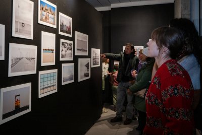 Uczestnicy wernisażu jako pierwsi obejrzeli wybrane zdjęcia z tej i poprzednich edycji konkursu (fot. Małgorzata Szura-Piwnik)