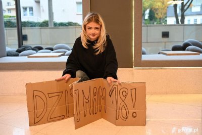 Paulina ciągle ma urodzinowy baner. Postanowiła zachować go na pamiątkę (fot. Waldemar Ulanowski)