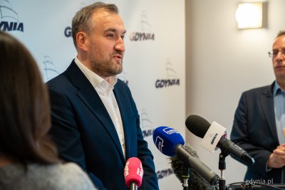 Wiceprezydent Gdyni Tomasz Augustyniak przedstawił założenia programu „Mieszkanie za remont” (fot. Kamil Złoch)