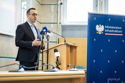 Najprawdopodobniej od kwietnia będzie działał wspólny bilet na SKM, Polregio oraz PKP Intercity. Na zdjęciu Dariusz Klimczak, minister infrastruktury (fot. Kamil Złoch)