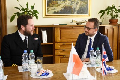 Wiceprezydent Marek Łucyk na spotkaniu z Willem Pastonem - dowódcą okręt HMS Westminster // fot. Michał Kowalski