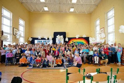 Wspólne zdjęcie uczestników uroczystości z okazji Światowego Dnia Świadomości Autyzmu w Zespole Szkół Specjalnych nr 17 (fot. Magdalena Czernek)