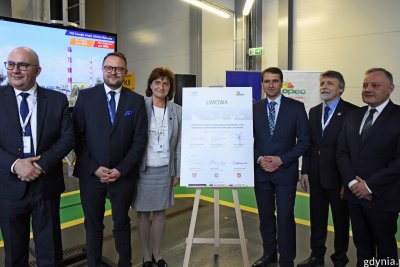 Od lewej: Piotr Wittbrodt, zastępca burmistrza Rumi, Marek Łucyk, wiceprezydent Gdyni ds. rozwoju, Elżbieta Kowalewska, dyrektor PGE Energia Ciepła Oddział Wybrzeże, Marcin Majek, wójt gminy Kosakowo, Janusz Różalski, prezes Zarządu OPEC i Wojciech Dąbrowski, prezes Zarządu PGE Energia Ciepła, fot. Jan Ziarnicki.