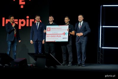 Wiceprezydent Gdyni Tomasz Augustyniak, Piotr Grzelak – zastępca prezydent Gdańska ds. zrównoważonego rozwoju i gospodarki i Grzegorz Borowski – współzałożyciel i prezes zarządu Infoshare wraz z założycielami Subsee – Arturem Słobodą i Pawłem Kwiatkowskim, laureatami drugiego miejsca w konkursie dla pomorskich start-upów na Infoshare (fot. Magdalena Czernek)