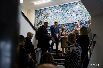 Odsłonięcie mozaiki w Specjalistycznej Przychodni Lekarskiej Śródmieście. Od lewej: Bartosz Domański, prezes przychodni; Izabela Fołta, lekarka-artystka; Wojciech Szczurek, prezydent Gdyni; Krystyna Mikołajczak, przewodnicząca Rady Nadzorczej SPLŚ. Fot. Przemysław Kozłowski
