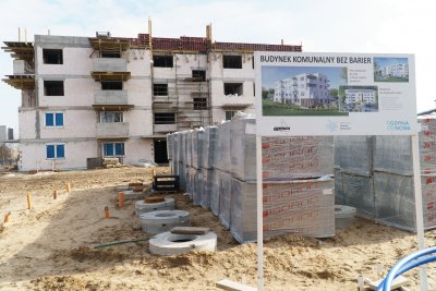 Budowa trzypiętrowego bloku przy ul. Dickmana, na objętym Gminnym Programem Rewitalizacji Oksywiu, trwa od lipca 2019 // fot. Aleksander Trafas