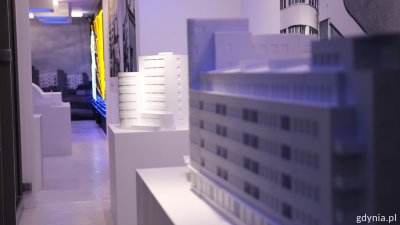 Na zdjęciu neon przedstawiający transatlantyk