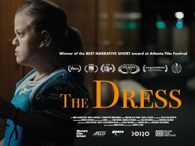 Plansza promująca film Sukienka, kadr z filmu i napisy