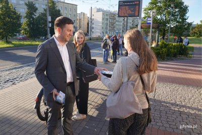 Na zdjęciu: wiceprezydent Gdyni Maciej Zielonka wręczał mieszkańcom kanapki (fot. Magdalena Starnawska)