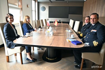 Katarzyna Gruszecka-Spychała - wiceprezydent Gdyni spotkała się z kmdr por. Pedrem A. Perezem - dowódcą okrętu ESPS „Reina Ysabel” // fot. Sławomi Okoń