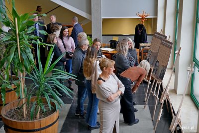 Goście zaproszeni na inaugurację wystawy w sądzie przyglądający się ekspozycji (fot. Magdalena Czernek)