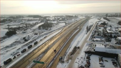 Lotnicze zdjęcie drogi, Trasy Kaszubskiej w Gdyni, obok zabudowania, samochody, słońce na niebie
