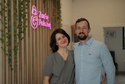 Anna i Krzysztof Bulczakowie, właściciele szkoły rodzenia „Zaufaj Położnej” (fot. materiały Gdyńskiego Centrum Wspierania Przedsiębiorczości)