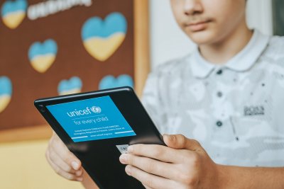 W Szkole Podstawowej nr 31 w Gdyni uczniowie od razu skorzystali z tabletów dostarczonych przez UNICEF // fot. Filip Śmigielski