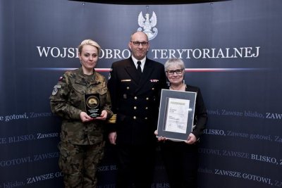 Na zdjęciu od lewej: szer. Agnieszka Szenk, komandor Tomasz Laskowski, dowódca 7 Pomorskiej Brygady Obrony Terytorialnej i Mirosława Jezior, dyrektor MOPS w Gdyni